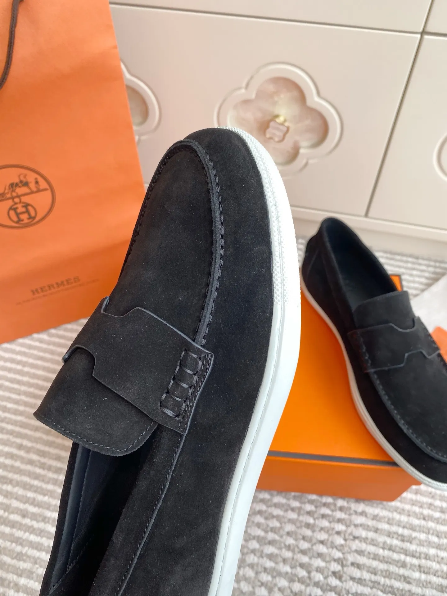 p560✨Hermes Couple Loafers｜Walking in the urban high-end, easily wearing Hermès temperament✨Who says luxury and comfort can’t have both?  This pair of H’s classic loafers really does it!  ▪️"Customized imported Yangjing fabric" is soft and delicate ▪️"Full sheepskin lining" + "soft-soled shoes" design. Your feet will be healed the moment you put them on~ It's like stepping on clouds☁️You won't feel tired after walking all day!  The iconic "H" buckle is low-key and luxurious. It is matched with a rubber outsole. It is lightweight and stylish. Whether you are commuting or shopping, you can easily achieve casual urban style🏙 Can be worn by couples. Full range of sizes, girls 35-41 | boys 39-45. Wear them together when going out. Sweet and high-end💑 Original mold opening. Details are in place. Those who understand will be attracted at a glance ️❤️ #Hermès loafers #coupleshoes #lightweight and versatile shoes